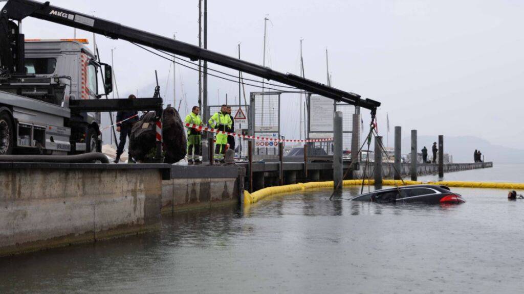 Das Auto wird mit Hilfe eines privaten Abschleppunternehmens geborgen.