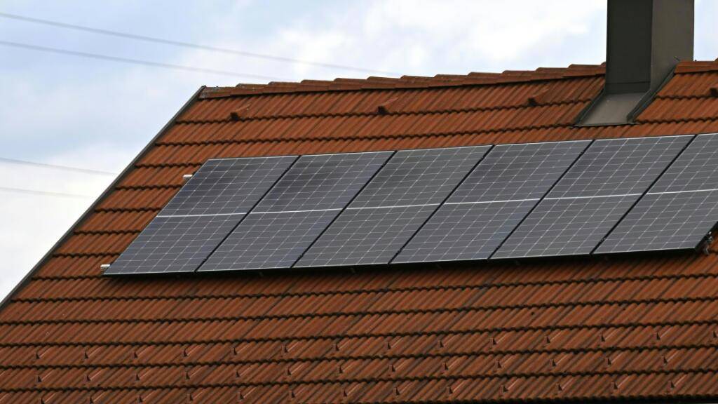 Wenn mit der Wintersonne Strom produziert werden soll, braucht es Photovoltaikanlagen mit einem steilen Neigungswinkel. (Archivbild)