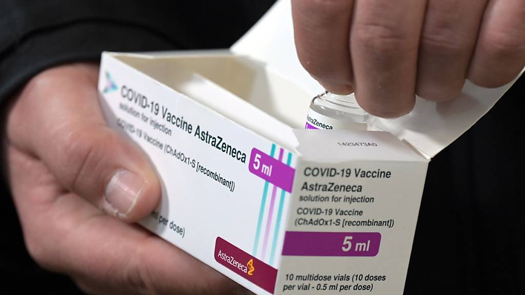 Eine Packung des Corona-Impfstoffs von Astrazeneca. Foto: Soeren Stache/dpa