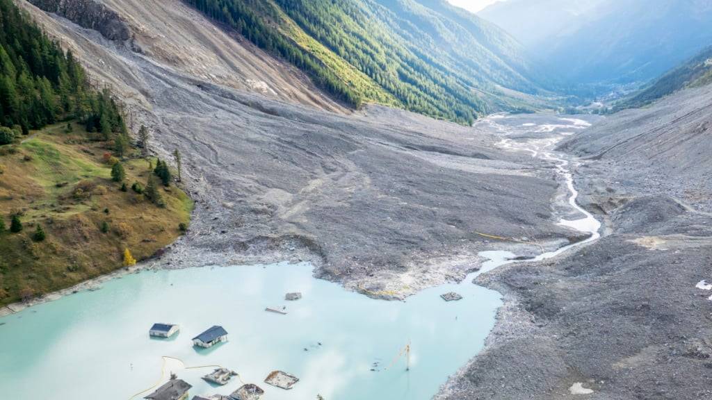 Sperrgebiet im Lötschental: Einige Häuser ragen aus dem hinter dem Schuttkegel entstandenen See aus dem Wasser.