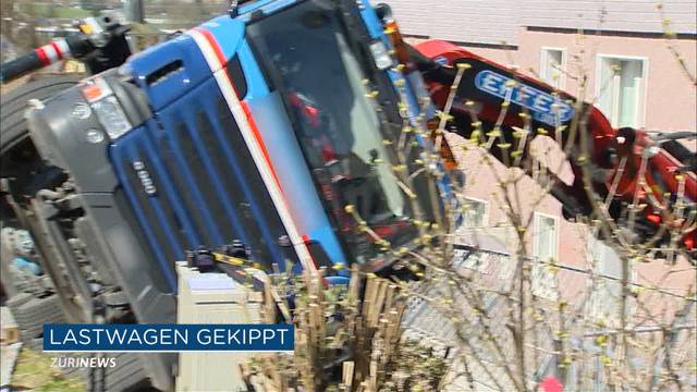 Lastwagenkran kippt in Fällanden auf Wohnhaus