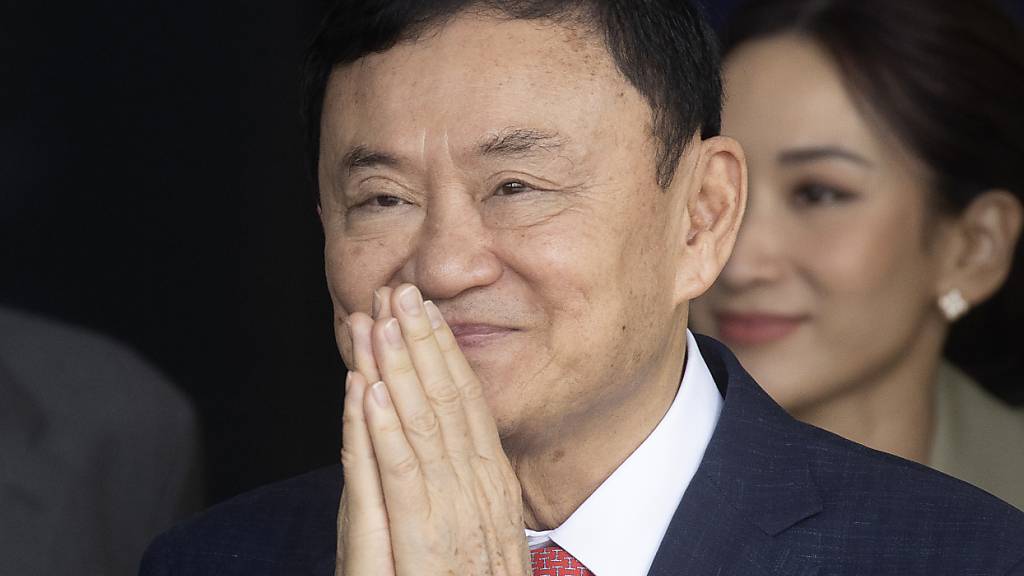 ARCHIV - Thaksin Shinawatra begrüßt seine Anhänger bei seiner Ankunft am Don Muang Flughafen in Bangkok (2023). Foto: Sakchai Lalit/AP/dpa