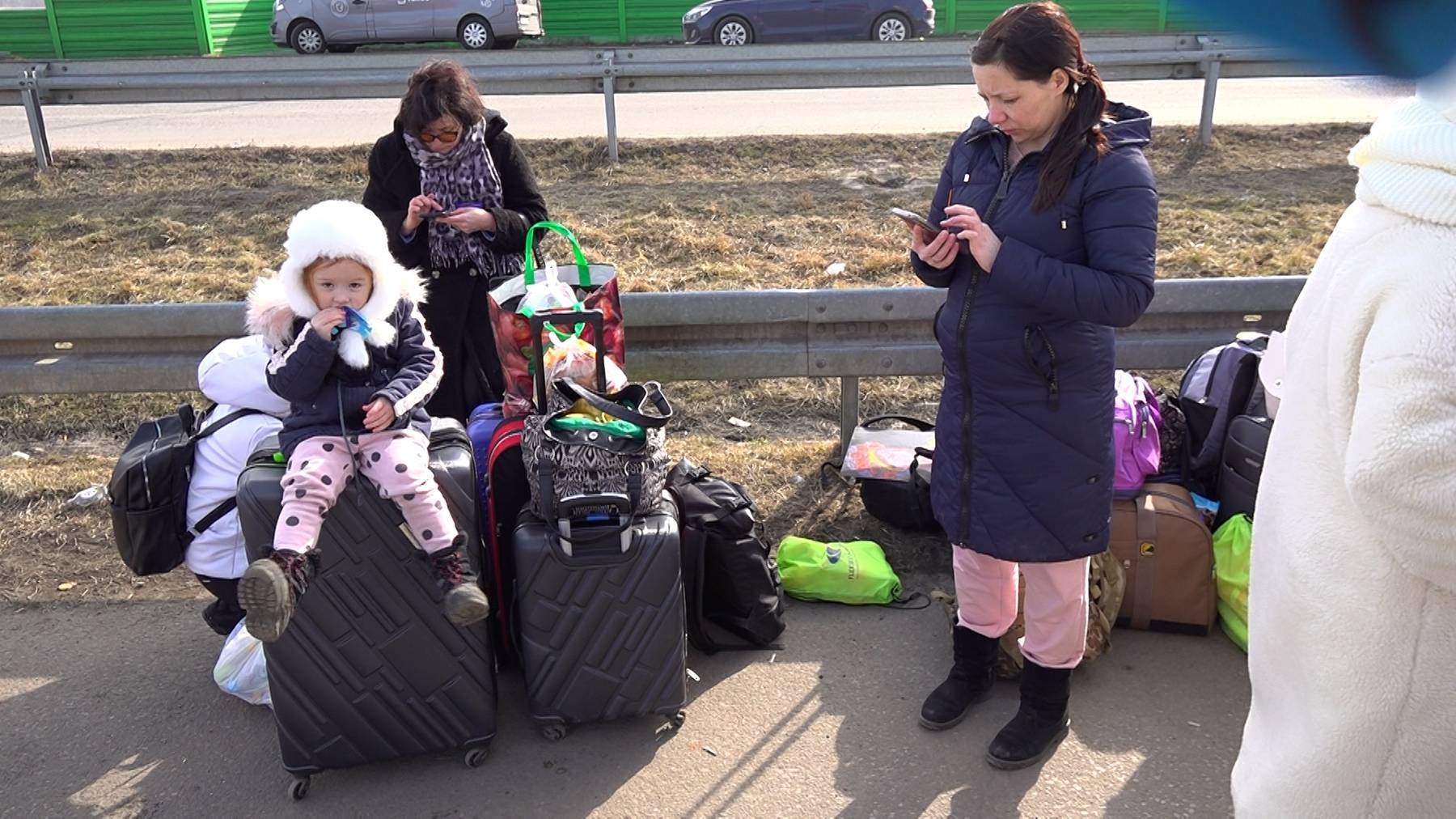 Mütter mit ihren Kindern an der polnisch-ukrainischen Grenze.