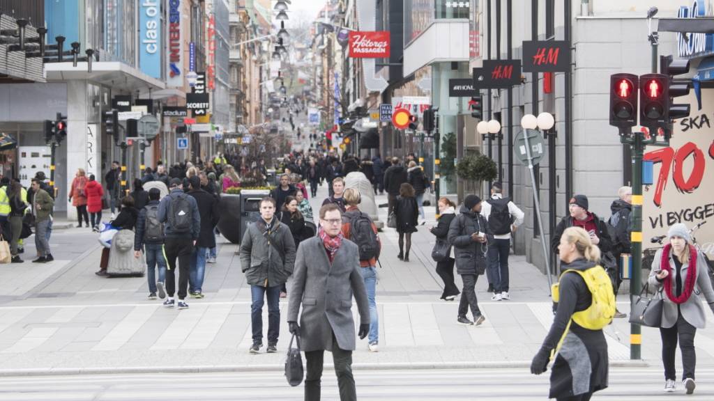 Die schwedische Konjunktur hat trotz einem lockeren Umgang mit der Corona-Pandemie stark gelitten - im Bild eine Einkausfsstrasse in Stockholm. (Archiv)