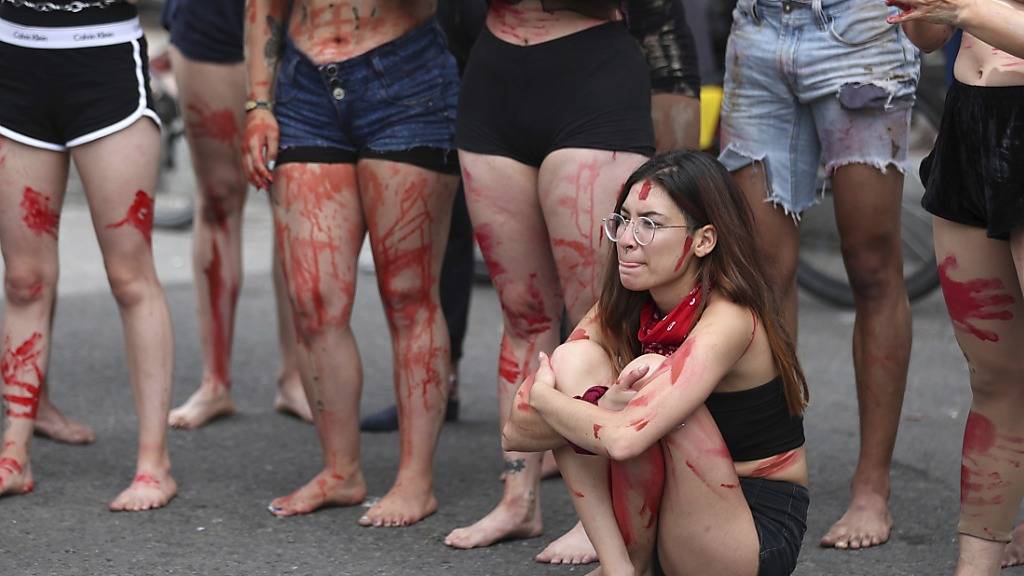 Junge Frauen nehmen an einem Anti-Regierungs-Protest teil. Foto: Fernando Vergara/AP/dpa