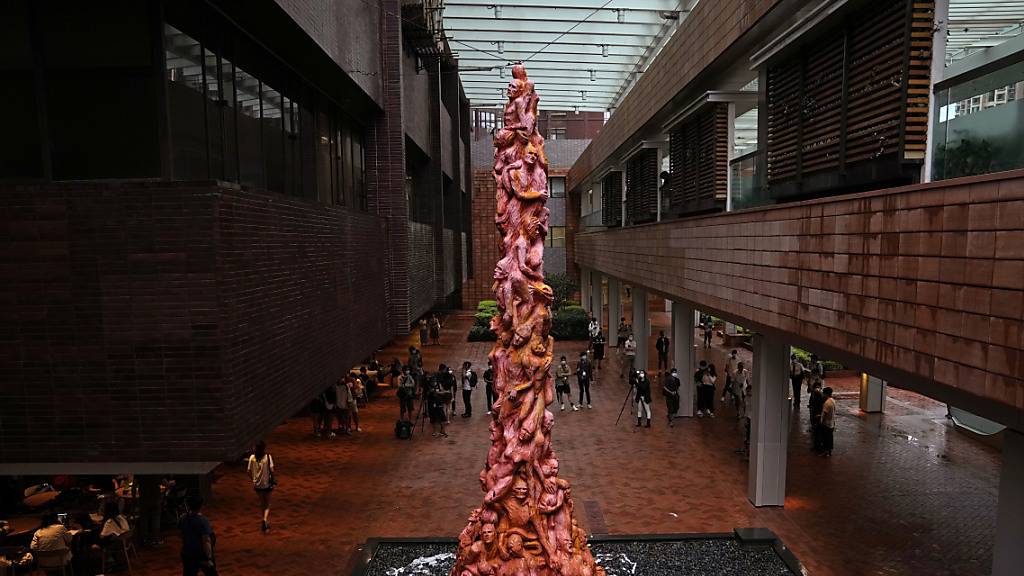 ARCHIV - Die «Säule der Schande»-Statue, ein Denkmal für die Opfer des Tiananmen-Massakers von 1989, ist an der Universität von Hongkong ausgestellt. Die Universität hat die Skulptur von ihrem Campus entfernen lassen. In der Nacht zum Donnerstag wurde das Kunstwerk zerlegt und abtransportiert. Foto: Kin Cheung/AP/dpa