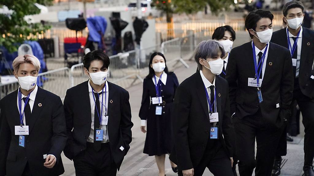 ARCHIV - Drei Mitglieder der siebenköpfigen südkoreanischen Boyband BTS haben sich mit dem Coronavirus infiziert. Foto: John Minchillo/POOL AP/dpa