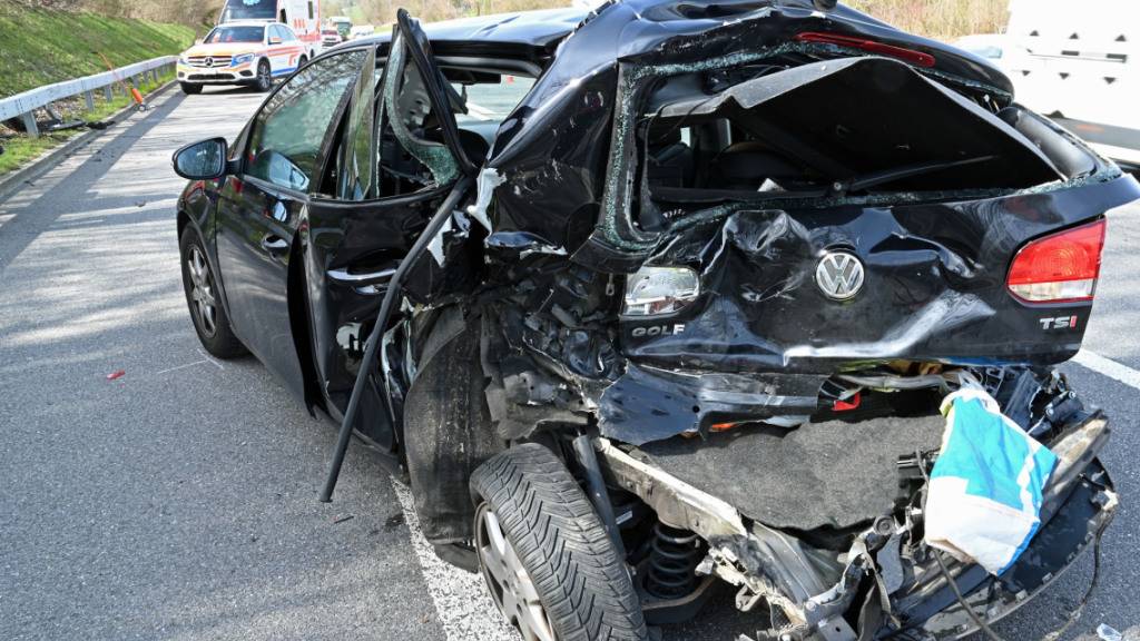 Die Luzerner Polizei rückte am Mittwochnachmittag zu zwei Unfällen auf der A2 aus. Einer davon ereignete sich auf Höhe Sempach.