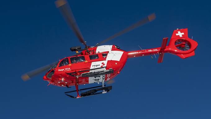 Motorradfahrer bei Selbstunfall im Kanton Schwyz schwer verletzt