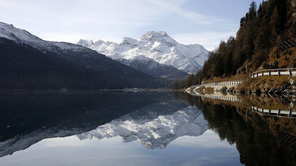 Wem 14,7 Grad immer noch zu warm ist, kann sich im Silvaplanersee abkühlen. (Bild: keystone)