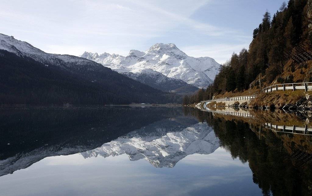 Wem 14,7 Grad immer noch zu warm ist, kann sich im Silvaplanersee abkühlen. (Bild: keystone)