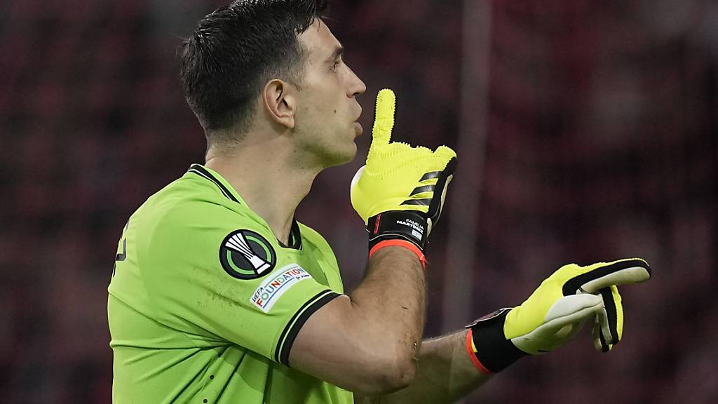 Legte sich mit dem Heimpublikum an und parierte im Penaltyschiessen zwei Versuche von Lille: Goalie Emiliano Martinez war der Matchwinner für Aston Villa