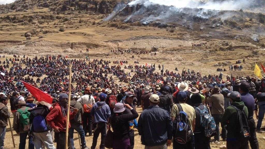 Tödliche Zusammenstösse zwischen Demonstranten und der Polizei in Peru: Auslöser ist der geplante Ausbau einer Mine.