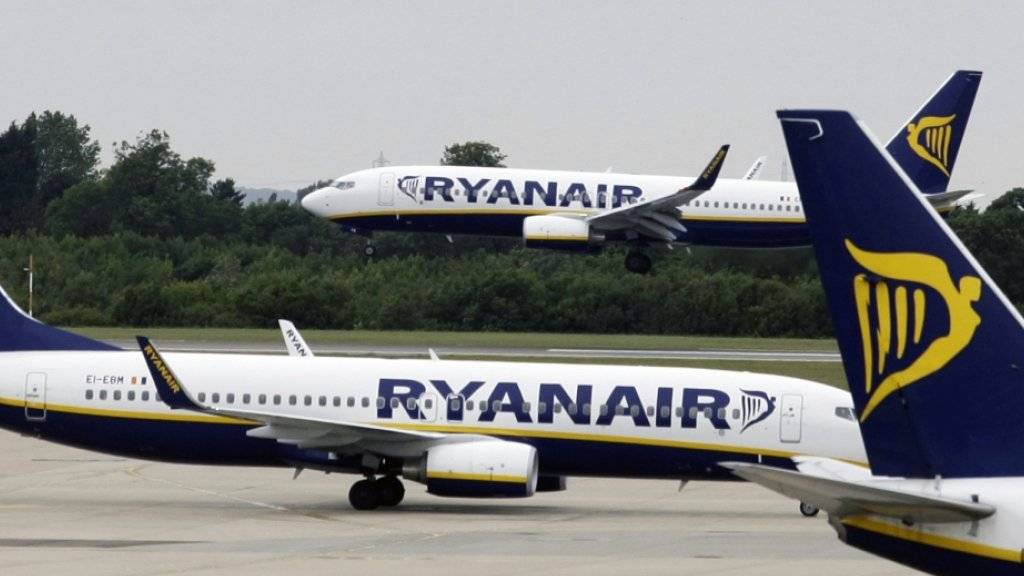 Die Billigfluggesellschaft Ryanair hat aufgrund der Zugeständnisse mit den Gewerkschaften einen Streik vor Weihnachten abgewendet. (Archivbild)