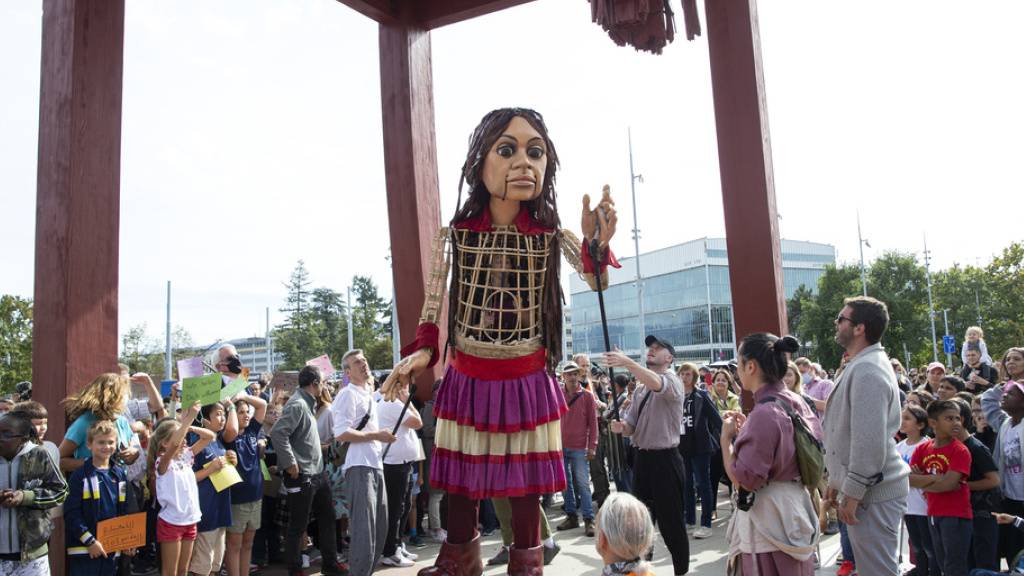 Die übergrosse Marionette Amal, ein Symbol für unbegleitete minderjährige Flüchtlinge, auf der Place des Nations in Genf.