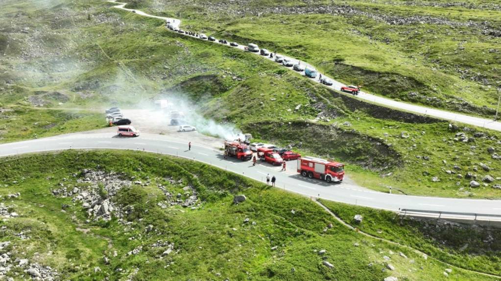 Am Flüelapass brannte am Dienstagnachmittag ein Auto.