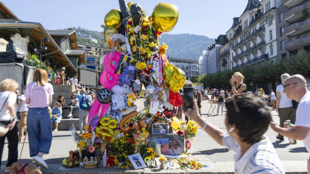 Tausende Fans feiern den 80. Geburtstag von Queen-Sänger Freddie Mercury in Montreux.