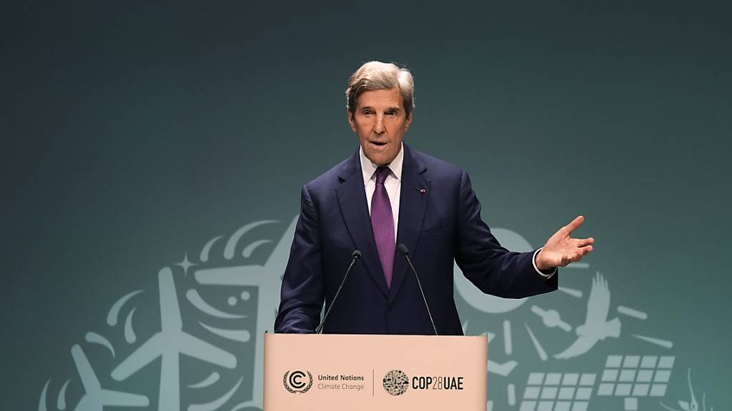 ARCHIV - John Kerry, Sondergesandter des US-Präsidenten für Klimafragen, spricht während einer Pressekonferenz. Foto: Kamran Jebreili/AP/dpa