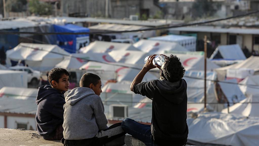 ARCHIV - Vertriebene Palästinenser suchen Schutz in einem provisorischen Zeltlager in der Nähe des Grenzübergangs Kerem Schalom. Foto: Abed Rahim Khatib/dpa