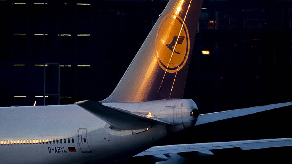 Die Corona-Krise brockt der Lufthansa einen weiteren Milliardenverlust ein. (Archiv)
