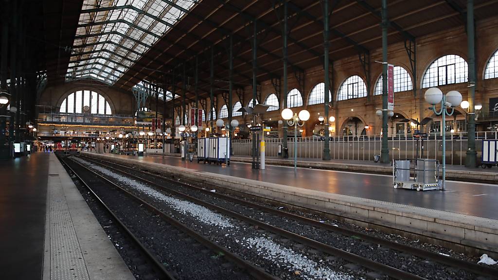 Die Bahnsteige waren am Dienstag leer in der Gare du Nord von Paris.