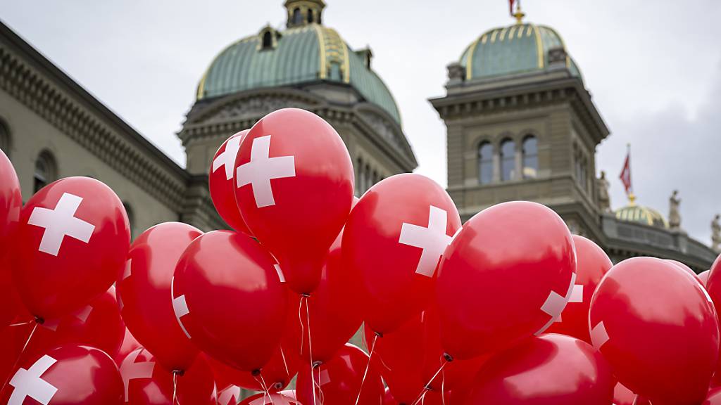 Gegen den «Unterwerfungsvertrag» mit der EU: Die SVP startet ihre Kampagne vor den Verhandlungen mit Luftballons aus der Bundeshausterrasse.