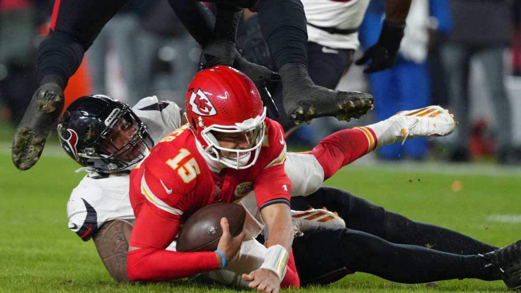 Kommt derzeit bös unter die Räder: Kansas Citys Quarterback Patrick Mahomes müht sich gegen die starke Defensive von Houston vergeblich ab