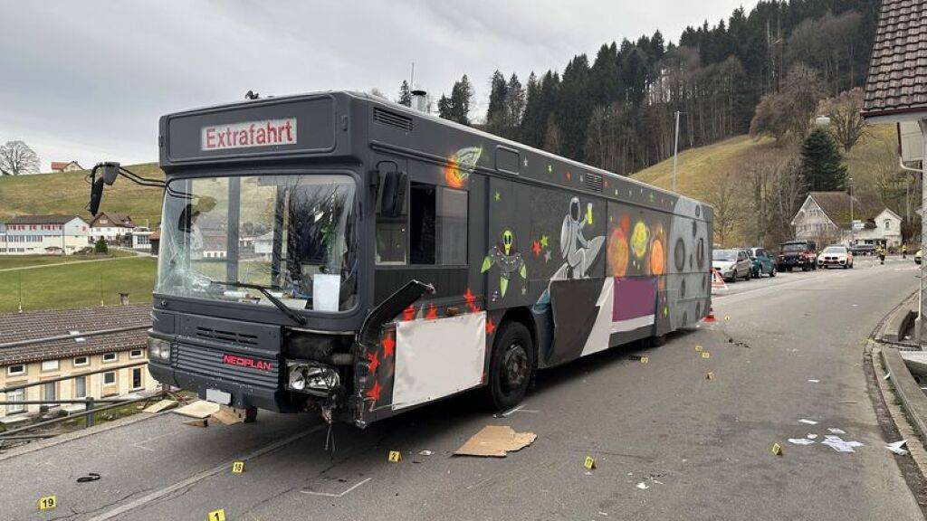 Am Sonntag sind in Schwellbrunn AR sieben Personen verletzt worden bei einem Unfall während des Fastnachtsumzugs.