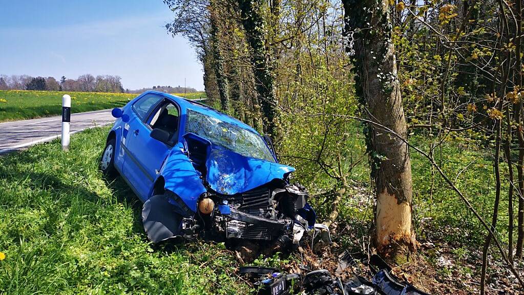 Wegen Ablenkung verlor eine 23-jährige Autofahrerin in Engwilen die Kontrolle über ihren Wagen und prallte in einen Baum. Dabei wurde sie verletzt.