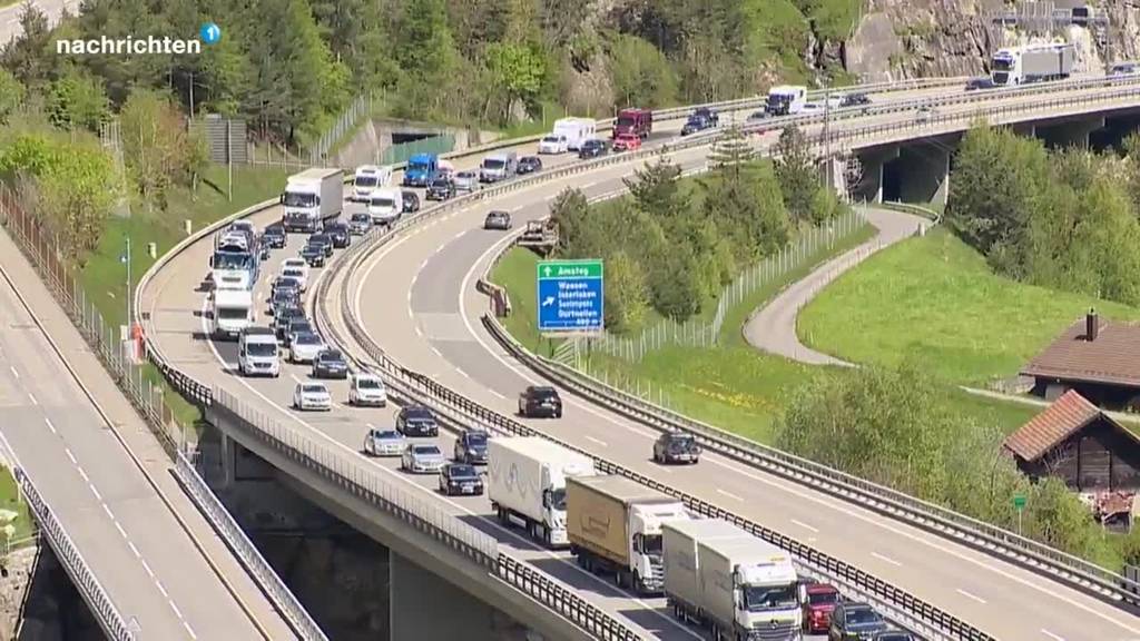 Pfingststau vor dem Gotthard