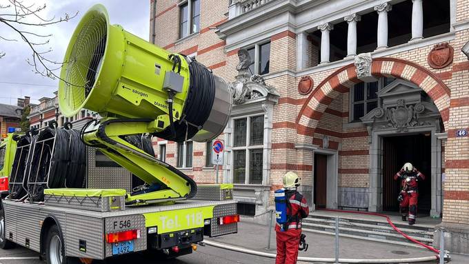 Feuerwehr evakuiert 286 Personen wegen Brand aus Zürcher Schulhaus