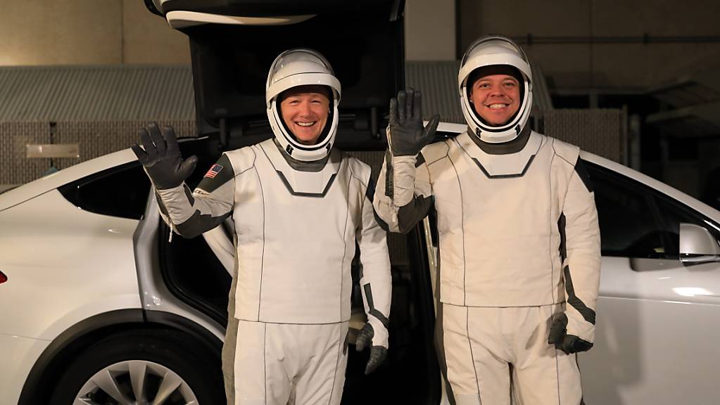 Die Astronauten Doug Hurley (links) und Bob Behnken vor einem Tesla-Elektroauto im Kennedy Space Center in Florida. (Archivbild)