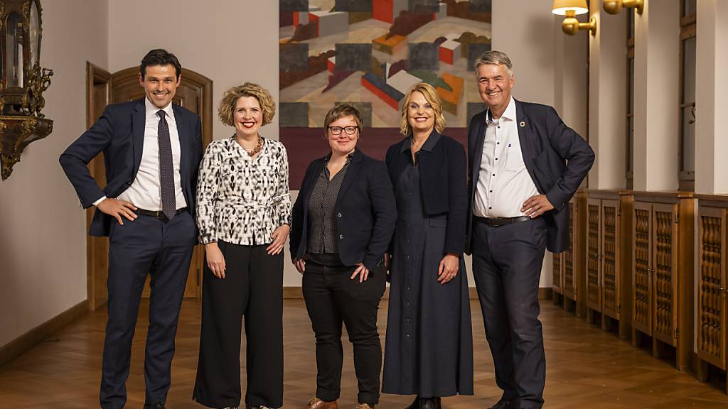 Der neue Berner Gemeinderat mit Matthias Aebischer (SP), Melanie Mettler (GLP), Ursina Anderegg (GB), Marieke Kruit (SP) und Alec von Graffenried (GFL).