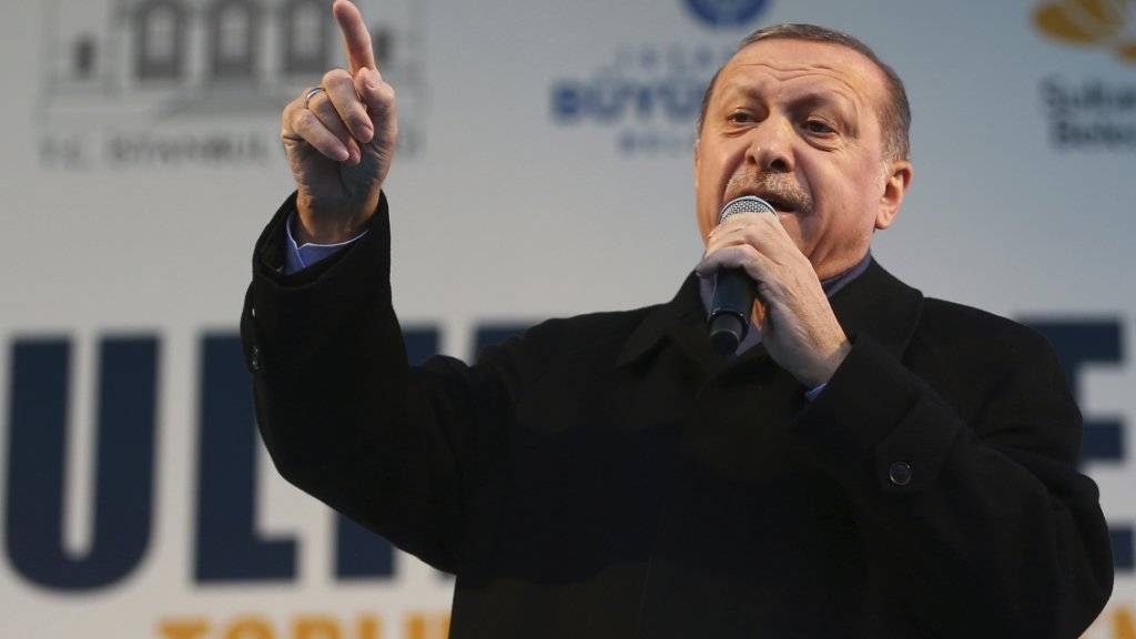 Immer schwereres Geschütz gegen die Niederlande: der türkische Präsident Recep Tayyip Erdogan gräbt tief in der Geschichte, um immer neue Anschuldigungen machen zu können. (Aufnahme vom 11. März in Istanbul)