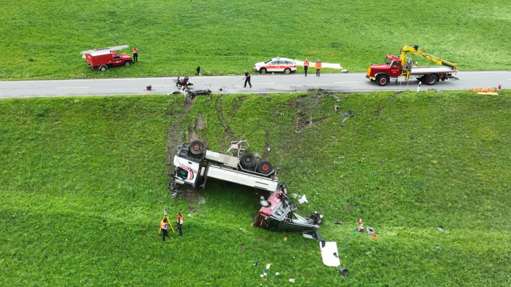 Eine Kollision mehrerer Fahrzeuge in Rueun GR hat am Freitag ein Todesopfer gefordert.