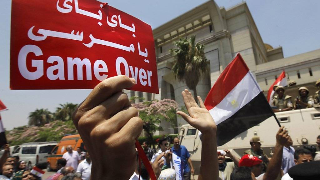 Protest vor dem Verfassungsgericht in Kairo: Ein Demonstrant, der auf dem Heimweg verhaftet wurde und zwei Jahr im Gefängnis sass, ist wieder frei. (Symbolbild)