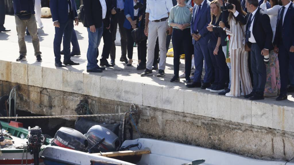 EU-Kommissionspräsidentin Ursula von der Leyen und die italienischen Ministerpräsidentin Giorgia Meloni sondieren die Lage auf der Insel Lampedusa. Foto: Cecilia Fabiano/LaPresse/AP/dpa