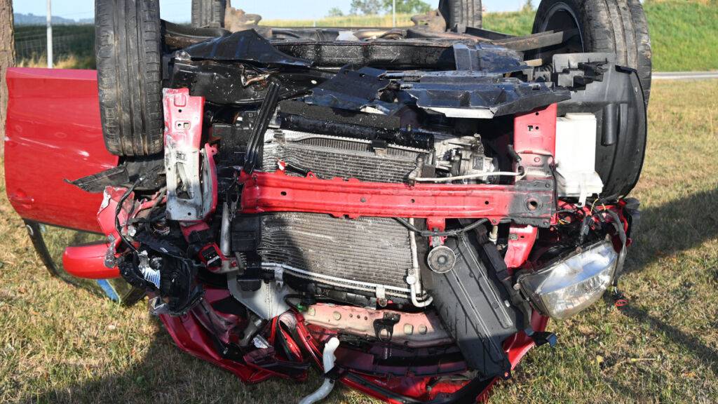 Auto überschlägt sich bei Rastplatz Wildhus Süd bei Gossau SG