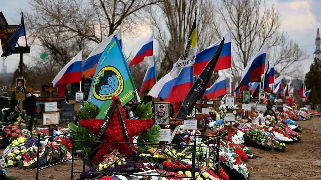 ARCHIV - Gräber russischer Soldaten, die in der Ukraine getötet wurden, auf einem Friedhof in der russischen Region Wolgograd. Foto: Uncredited/AP/dpa
