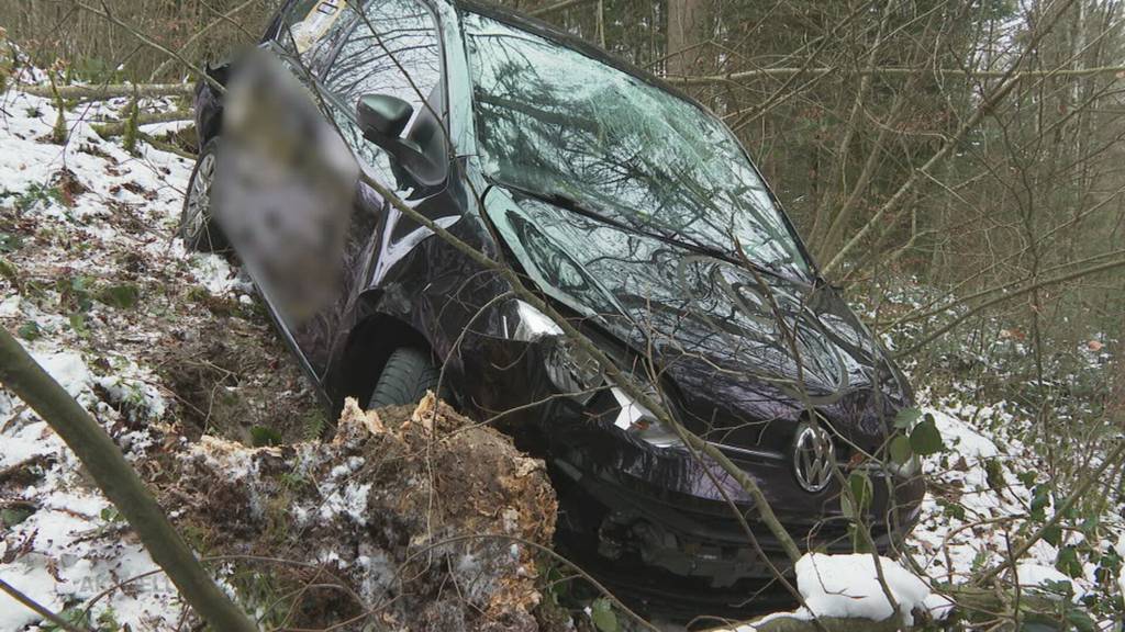 Abgelegener Unfallort: Ein Autolenker rettet sich in Dürrenäsch selbst vor dem Erfrieren