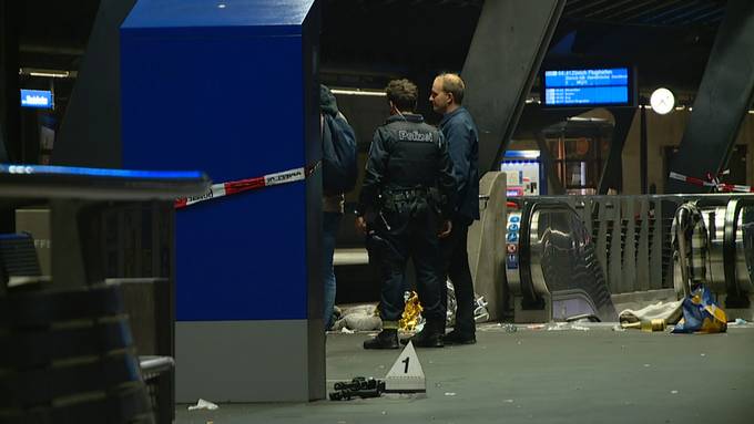 Zwei Männer am Bahnhof Stadelhofen mit Stichwaffe verletzt