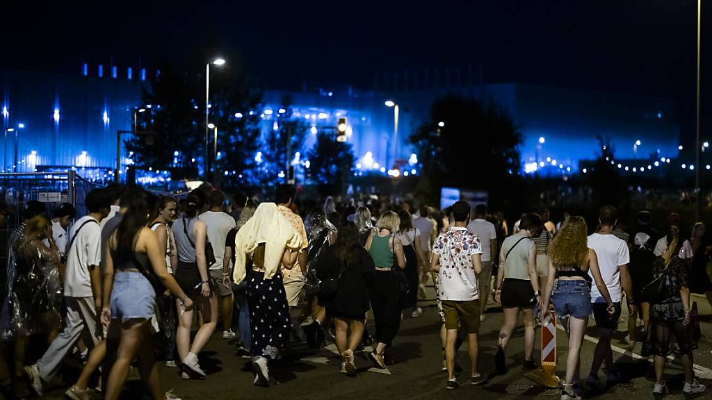 «Nichts wie weg» hiess es am Donnerstagabend in Glattbrugg am Zürich Openair wegen des Unwetters.