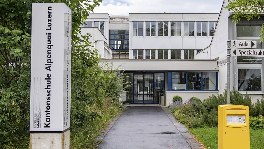Die Kantonsschule Alpenquai in Luzern: Das Schutzkonzept gegen das Coronavirus greift. (Archivaufnahme)