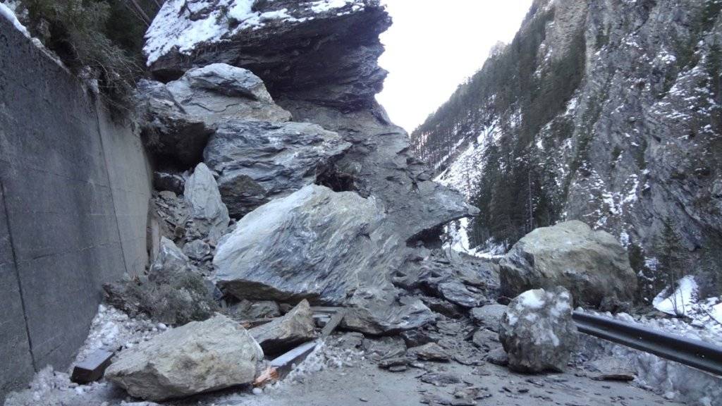 Die Felsbrocken türmten sich bis zu acht Metern Höhe auf der Strecke ins Samnaun.
