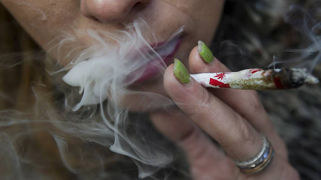 Mit Cannabis wird in der Schweiz weniger Umsatz generiert als mit Kokain. Das zeigt eine Studie zum Kanton Waadt. (Themenbild)