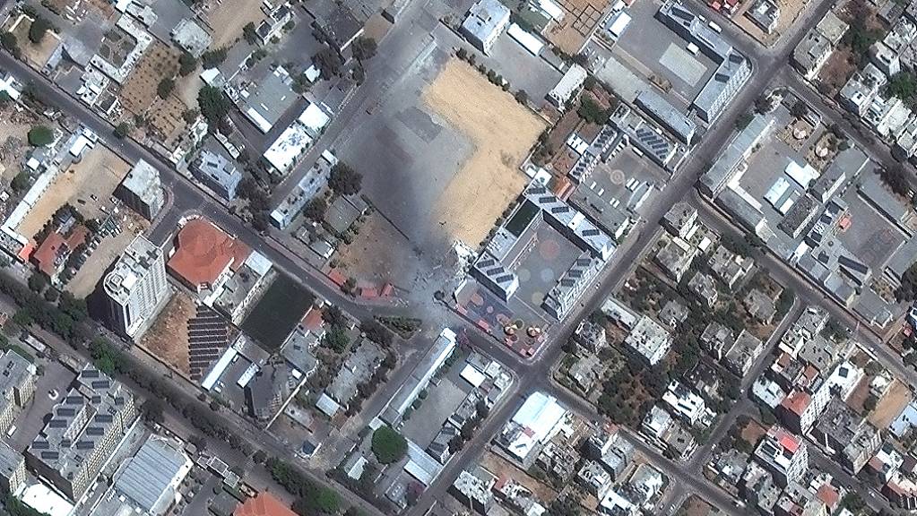 HANDOUT - Ein Sicherheitskomplex liegt nach einem israelischen Luftangriff in Trümmern. Foto: -/Maxar Technologies/AP/dpa - ACHTUNG: Nur zur redaktionellen Verwendung im Zusammenhang mit der aktuellen Berichterstattung und nur mit vollständiger Nennung des vorstehenden Credits