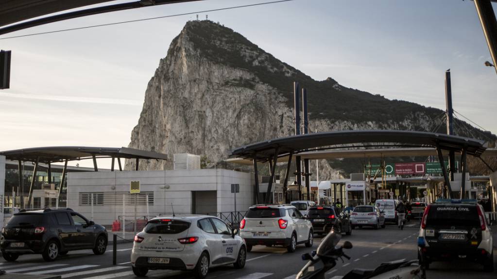 ARCHIV - Autos stehen Schlange, um die Grenze zwischen Spanien und der britischen Exklave Gibraltar zu überqueren. Foto: Javier Fergo/AP/dpa