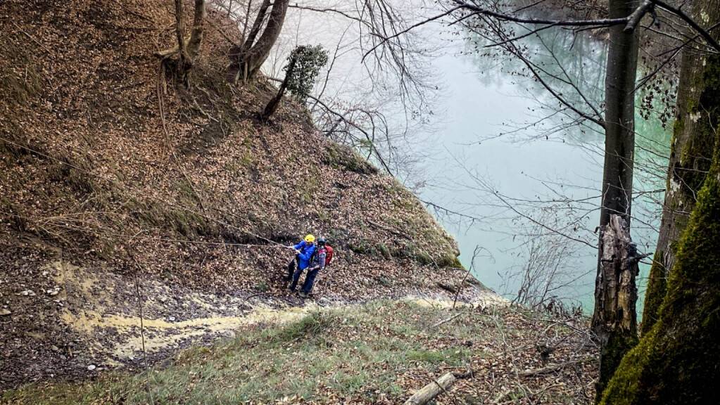 Rettungsaktion in unwegsamem Gelände: In diesen Abhang oberhalb der Saane hatte sich ein 70-jähriger Wanderer verirrt.