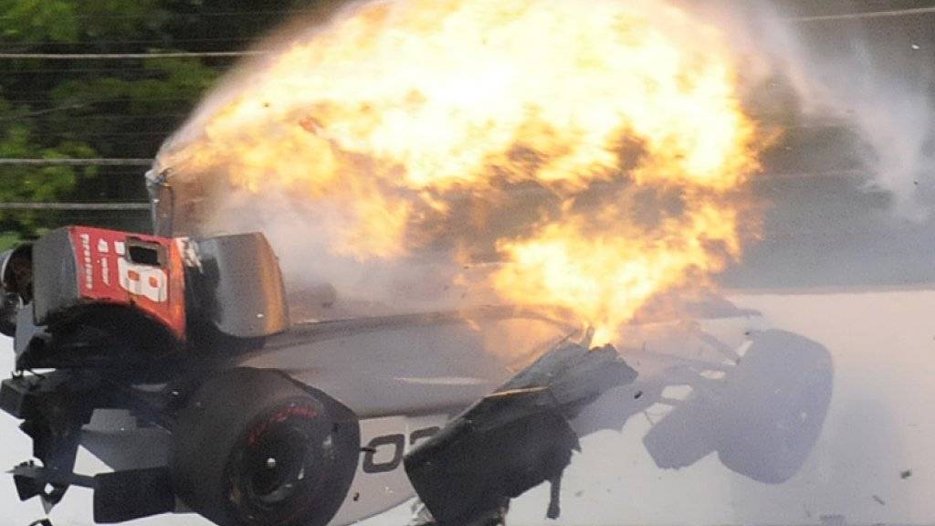 Sébastien Bourdais' Auto fängt nach seinem schweren Unfall im Qualifying zum Indycar-Rennen in Indianapolis Feuer