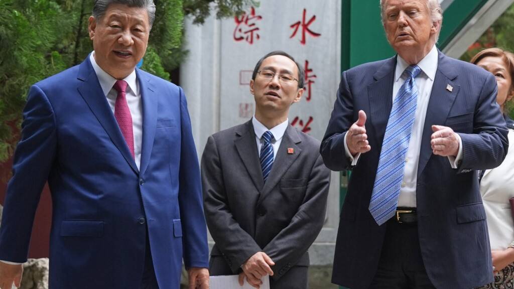 US-Präsident Donald Trump geht mit Chinas Präsident Xi Jinping auf dem Gelände des Zhongnanhai Gebäudekomplexes. Foto: Mark Schiefelbein/AP Pool/AP/dpa